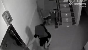 某出租房一晚上，监控画面男女进出20多次，出现4分钟的…内有视频链接