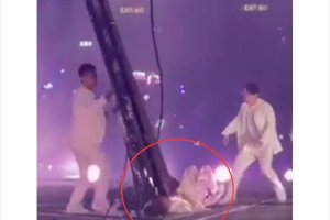 香港红馆mirror演唱会巨屏坠落砸中颈部，现场视频曝光