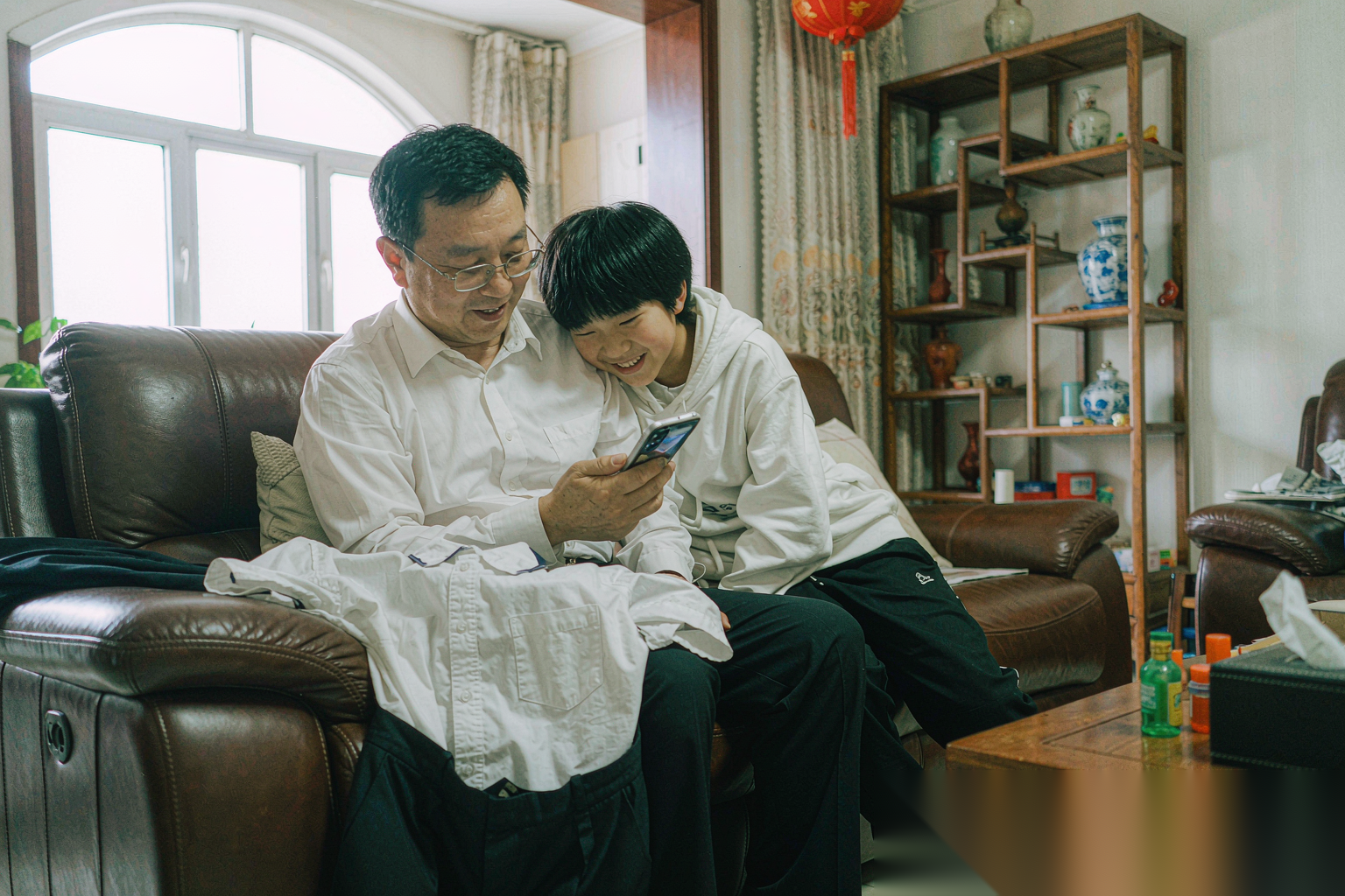 家长孩子看校服场景